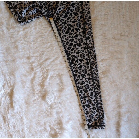 Zyia Active Snow Leopard Print Brilliant 7/8 Leggings Size 4 Black White 23" Run - Picture 8 of 10